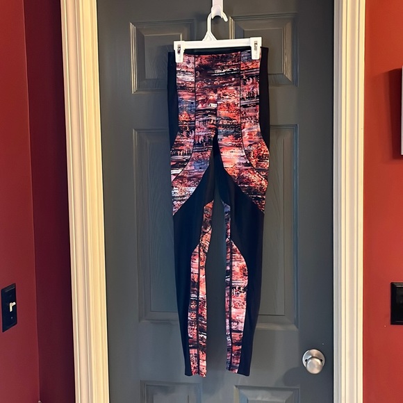 Size 4 Lululemon leggings pink and black - Picture 1 of 4